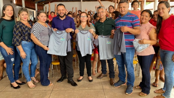 Prefeitura de Angico entrega uniformes escolares aos alunos da rede municipal
