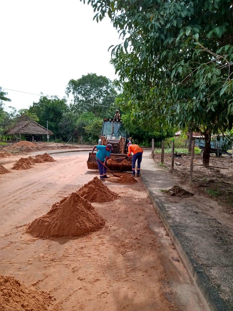 Prefeitura realiza manutenção e recuperação das estradas vicinais e intensifica serviços de roçagem e podas de arvores no Povoado Tamboril