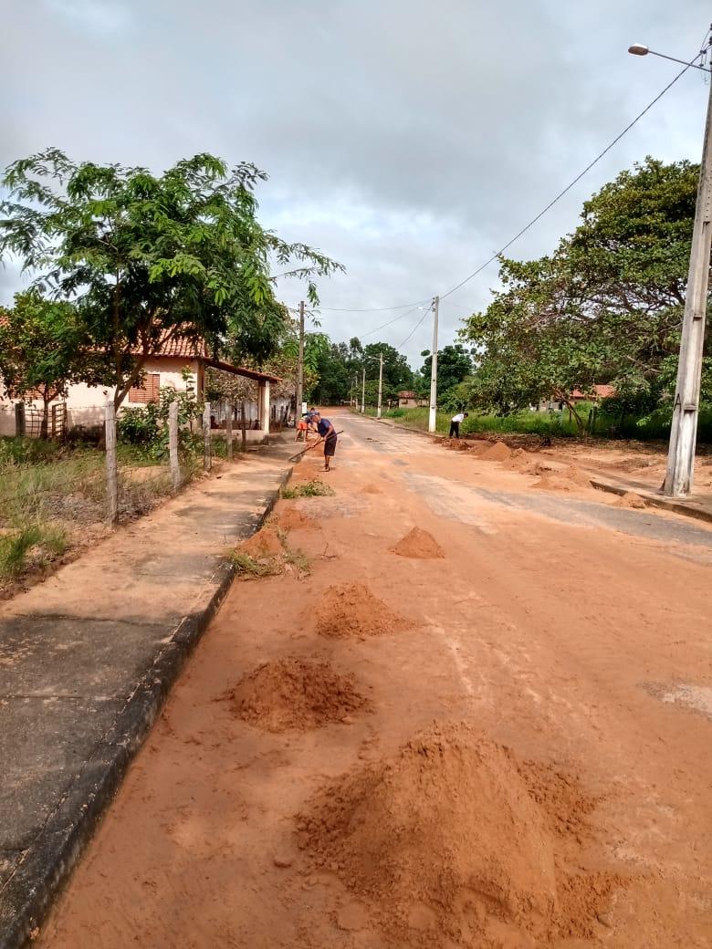 Prefeitura realiza manutenção e recuperação das estradas vicinais e intensifica serviços de roçagem e podas de arvores no Povoado Tamboril