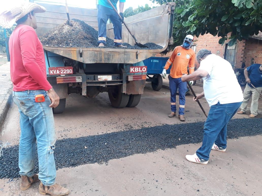 Prefeitura de Angico constrói quebra-molas no Povoado Mato Redondo e Setor Chico Maior