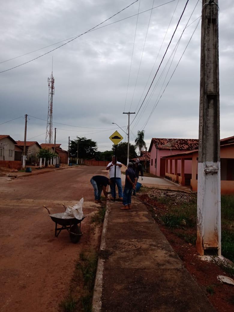 Prefeitura trabalha a todo vapor na sinalização dos quebra-molas do Povoado Mato Redondo e Setor Chico Maior