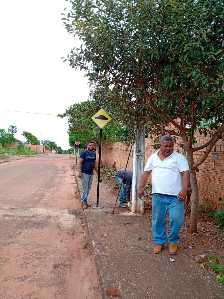 Prefeitura trabalha a todo vapor na sinalização dos quebra-molas do Povoado Mato Redondo e Setor Chico Maior
