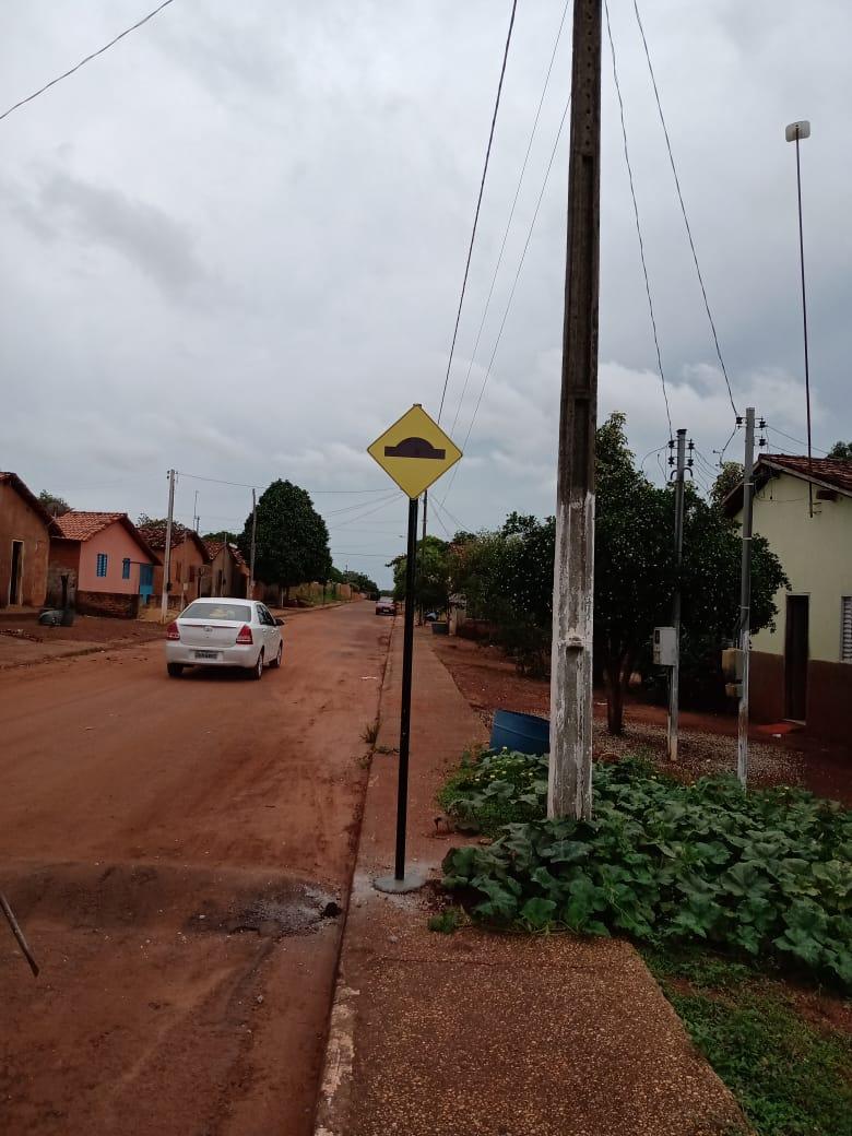 Prefeitura trabalha a todo vapor na sinalização dos quebra-molas do Povoado Mato Redondo e Setor Chico Maior