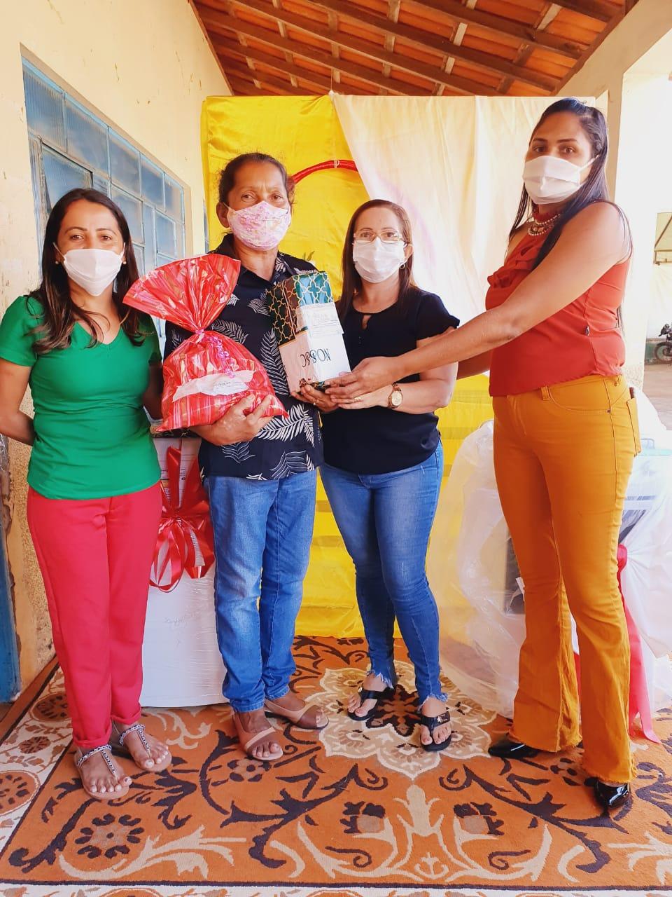 Primeira-dama Eliana, Vice-prefeita Ieda e a Secretária de Assistência Social Deusivan entregam os prêmios às mães sorteadas na Live   