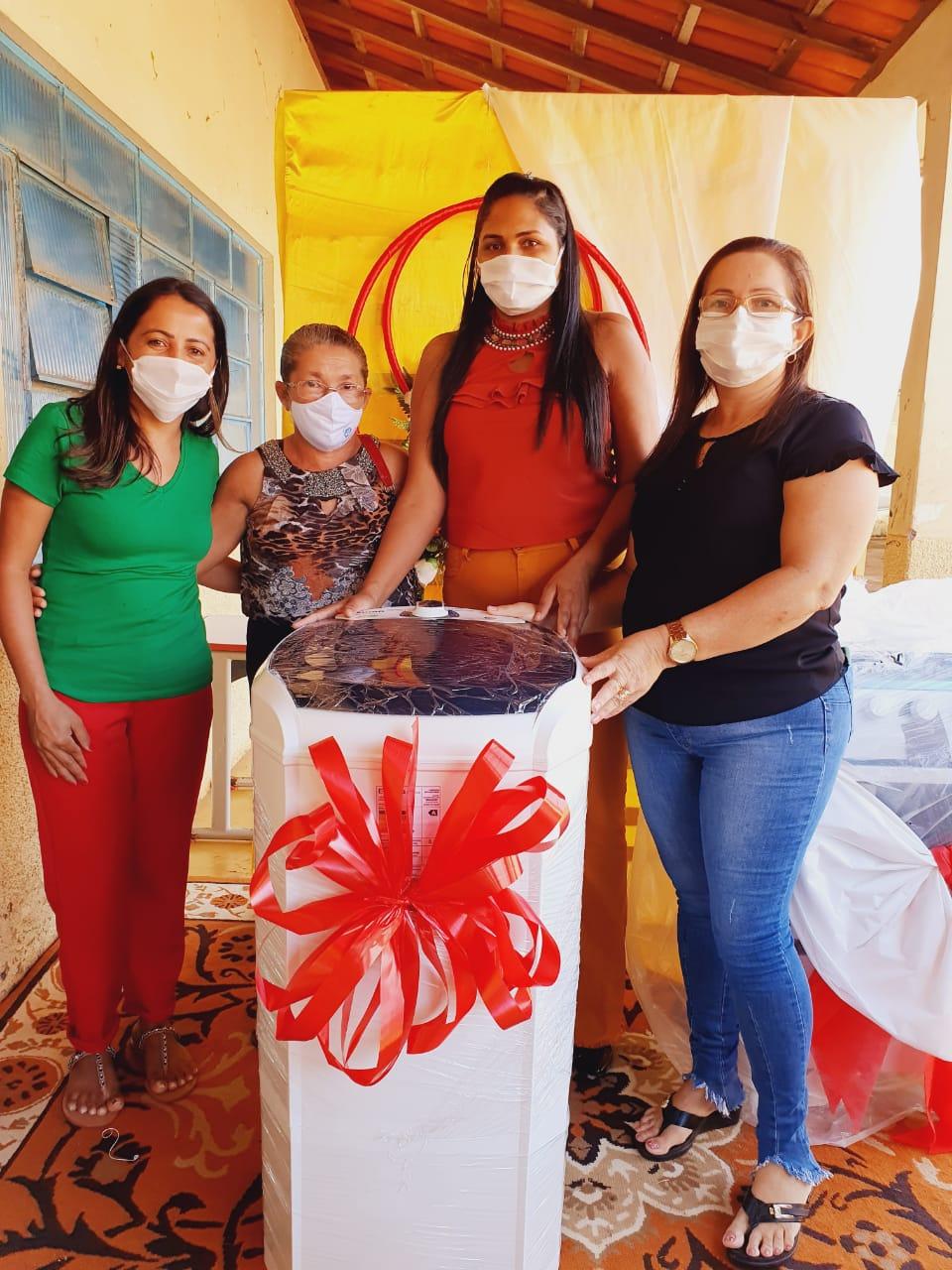 Primeira-dama Eliana, Vice-prefeita Ieda e a Secretária de Assistência Social Deusivan entregam os prêmios às mães sorteadas na Live   