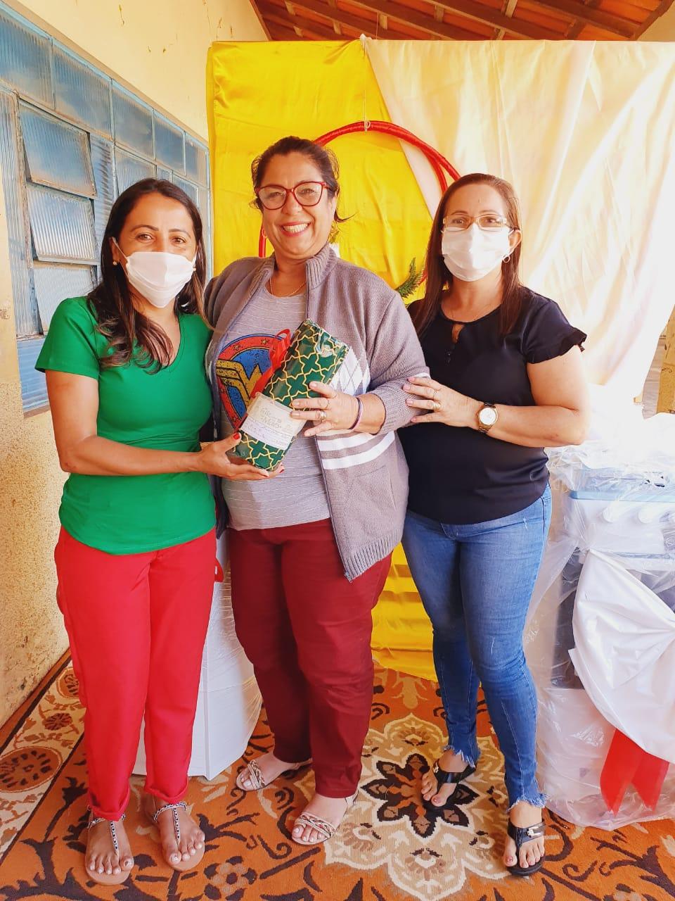 Primeira-dama Eliana, Vice-prefeita Ieda e a Secretária de Assistência Social Deusivan entregam os prêmios às mães sorteadas na Live   