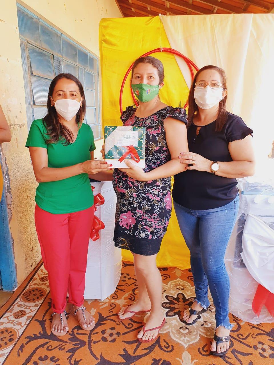 Primeira-dama Eliana, Vice-prefeita Ieda e a Secretária de Assistência Social Deusivan entregam os prêmios às mães sorteadas na Live   