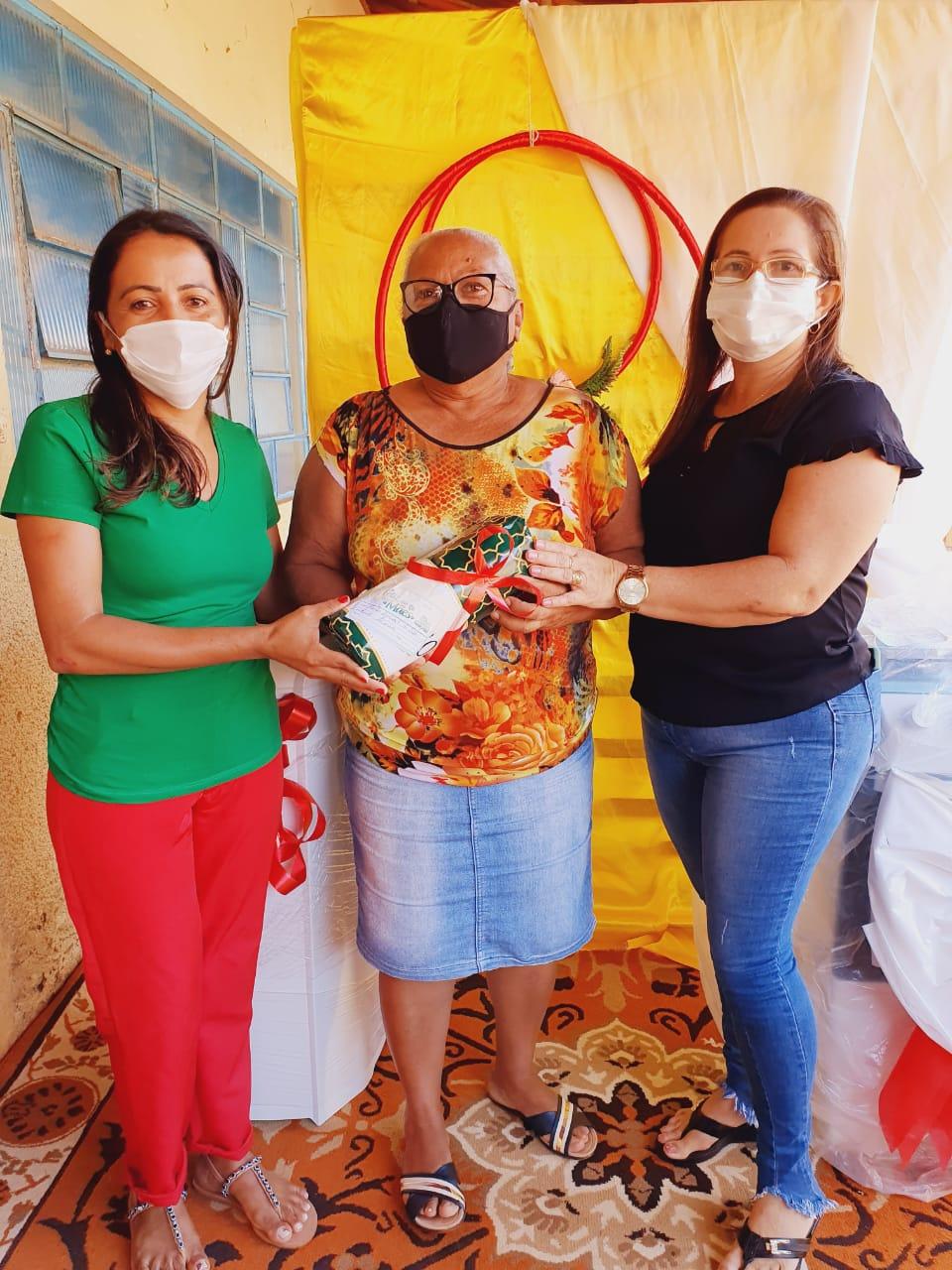 Primeira-dama Eliana, Vice-prefeita Ieda e a Secretária de Assistência Social Deusivan entregam os prêmios às mães sorteadas na Live   