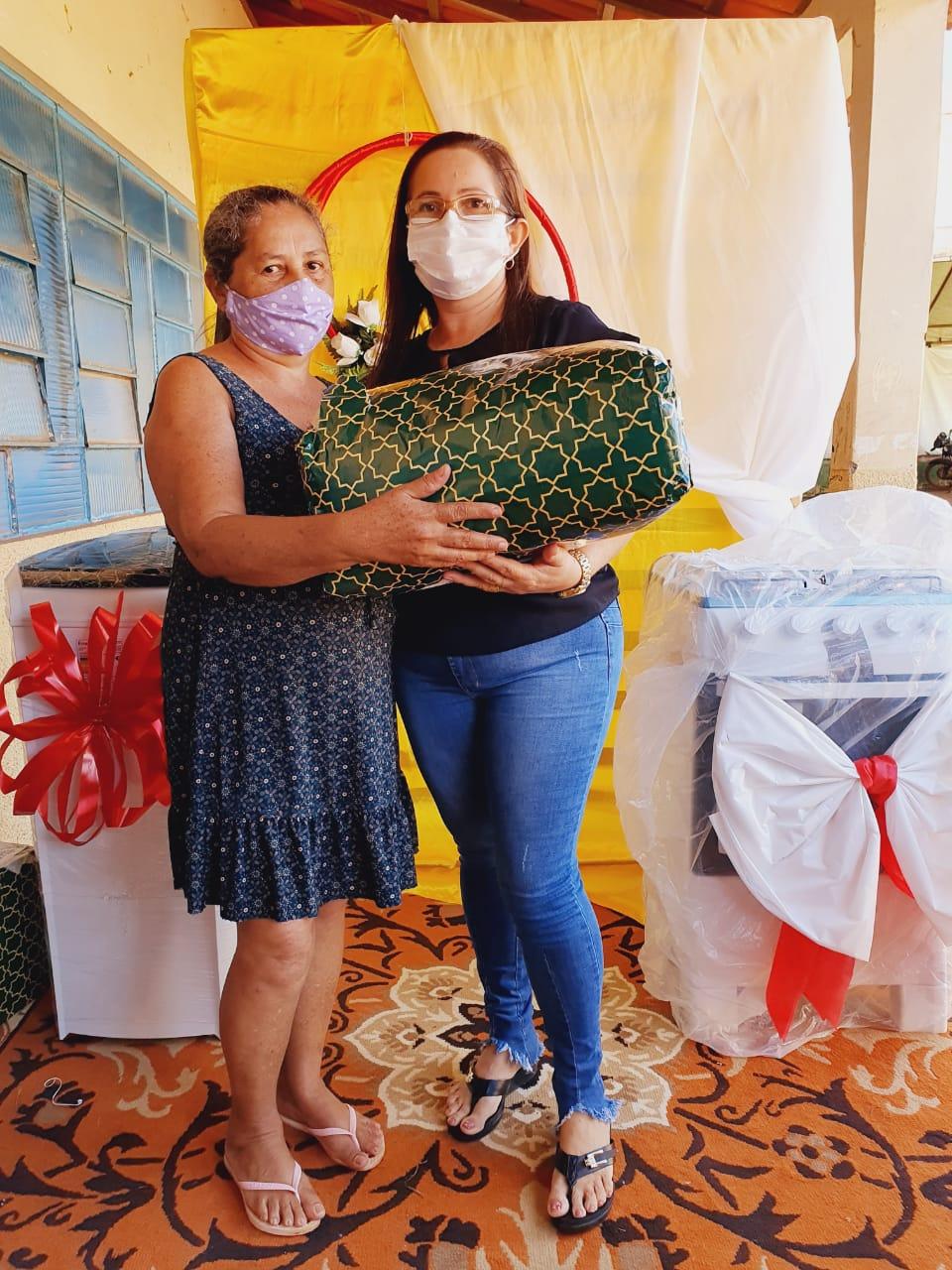 Primeira-dama Eliana, Vice-prefeita Ieda e a Secretária de Assistência Social Deusivan entregam os prêmios às mães sorteadas na Live   