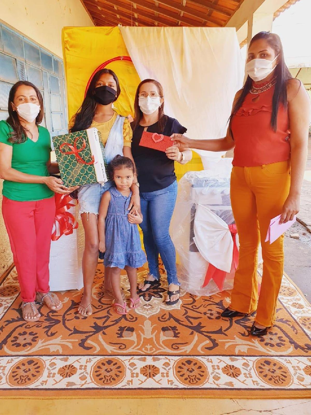 Primeira-dama Eliana, Vice-prefeita Ieda e a Secretária de Assistência Social Deusivan entregam os prêmios às mães sorteadas na Live   