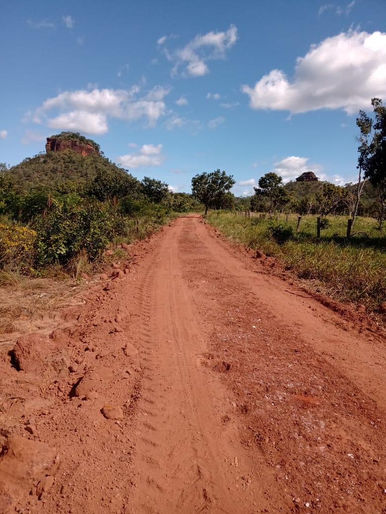 Prefeitura realiza serviço de cascalhamento em estrada que dá acesso ao PA Tamburil