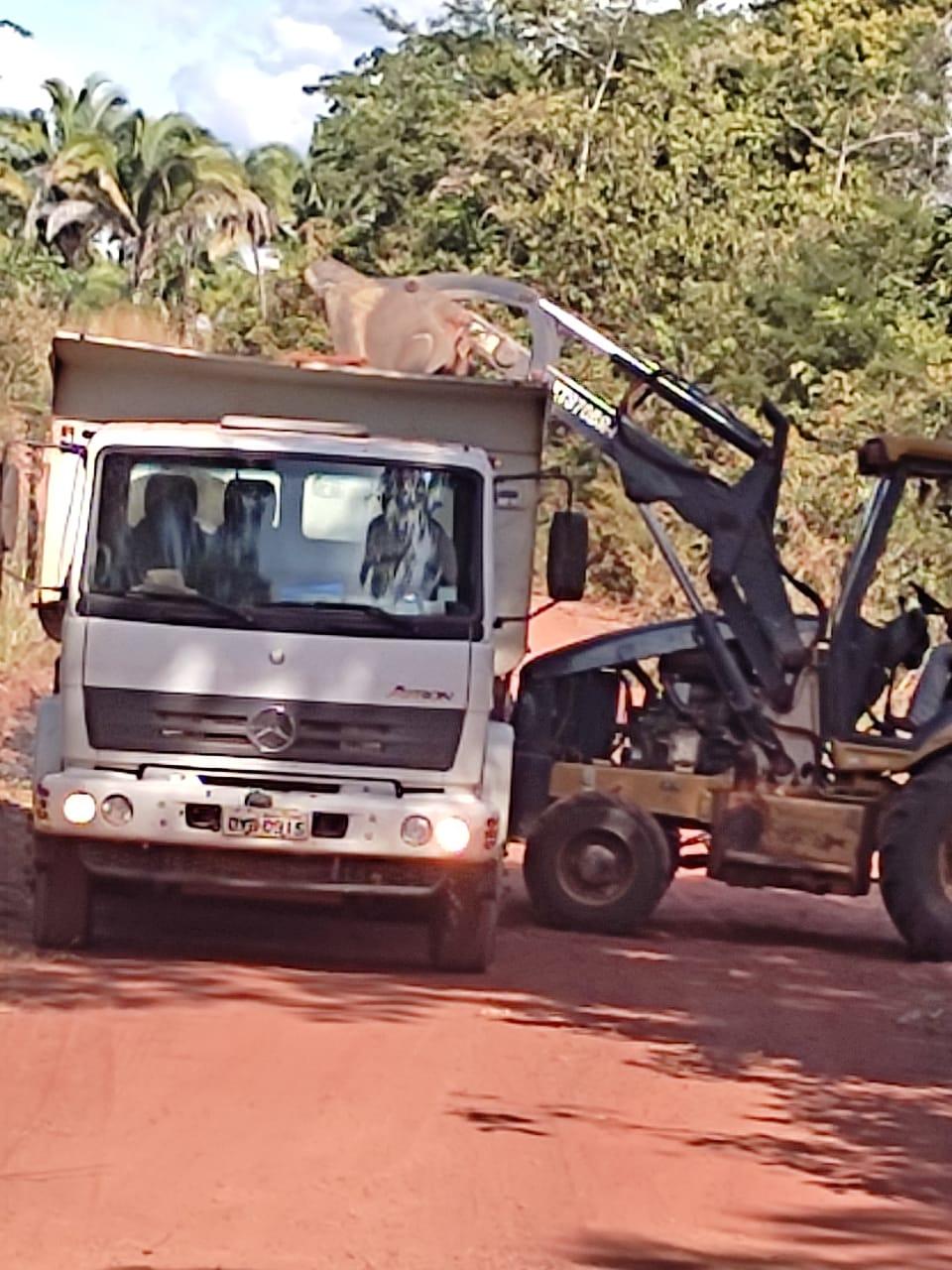 COMPROMISSO CUMPRINDO: Estrada Vicinal que liga Angico aos Povoados Ribeirão Manso 1 e 2 até a Cachoeira do Luaiz passa por melhorias

