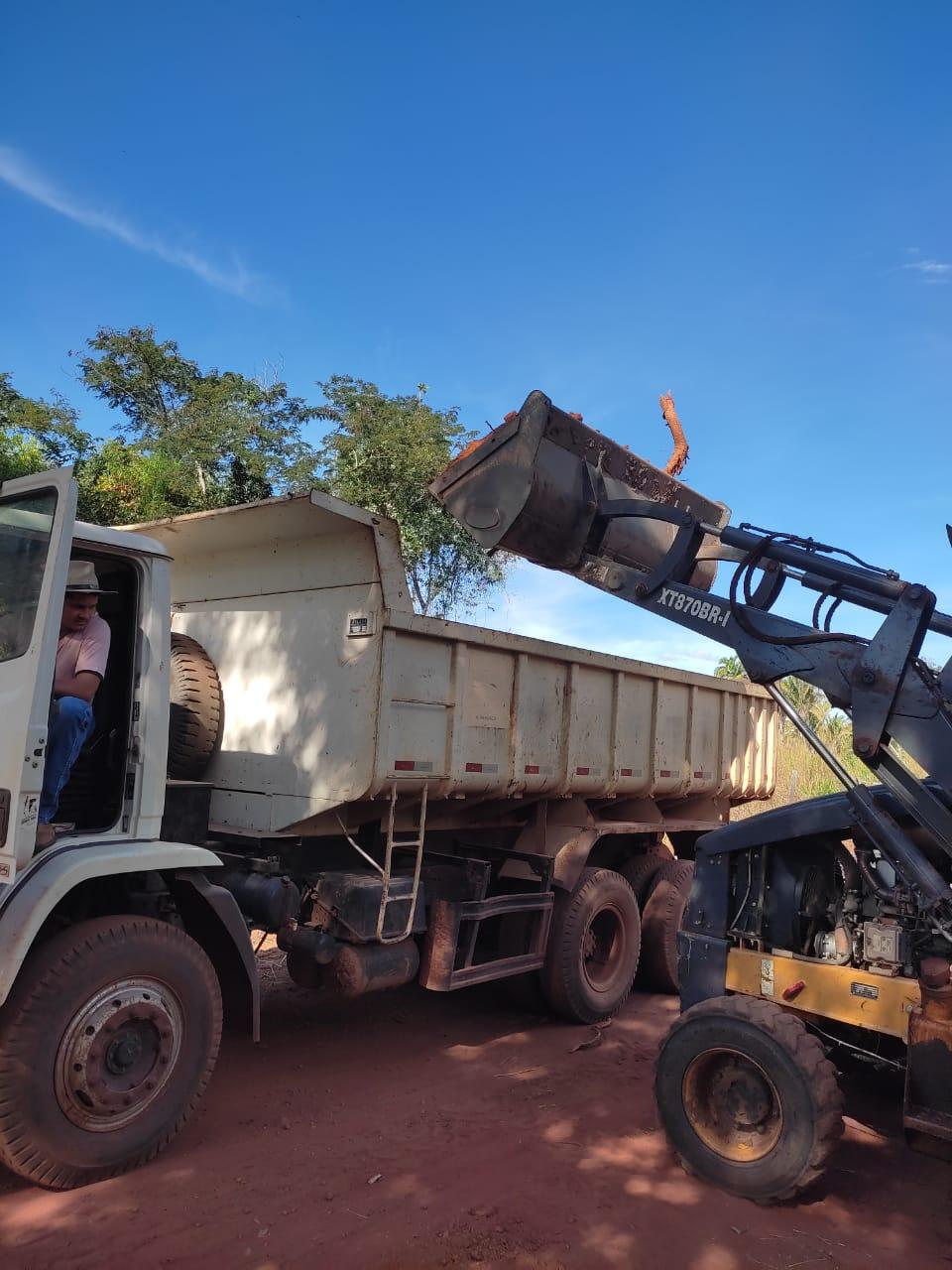 COMPROMISSO CUMPRINDO: Estrada Vicinal que liga Angico aos Povoados Ribeirão Manso 1 e 2 até a Cachoeira do Luaiz passa por melhorias

