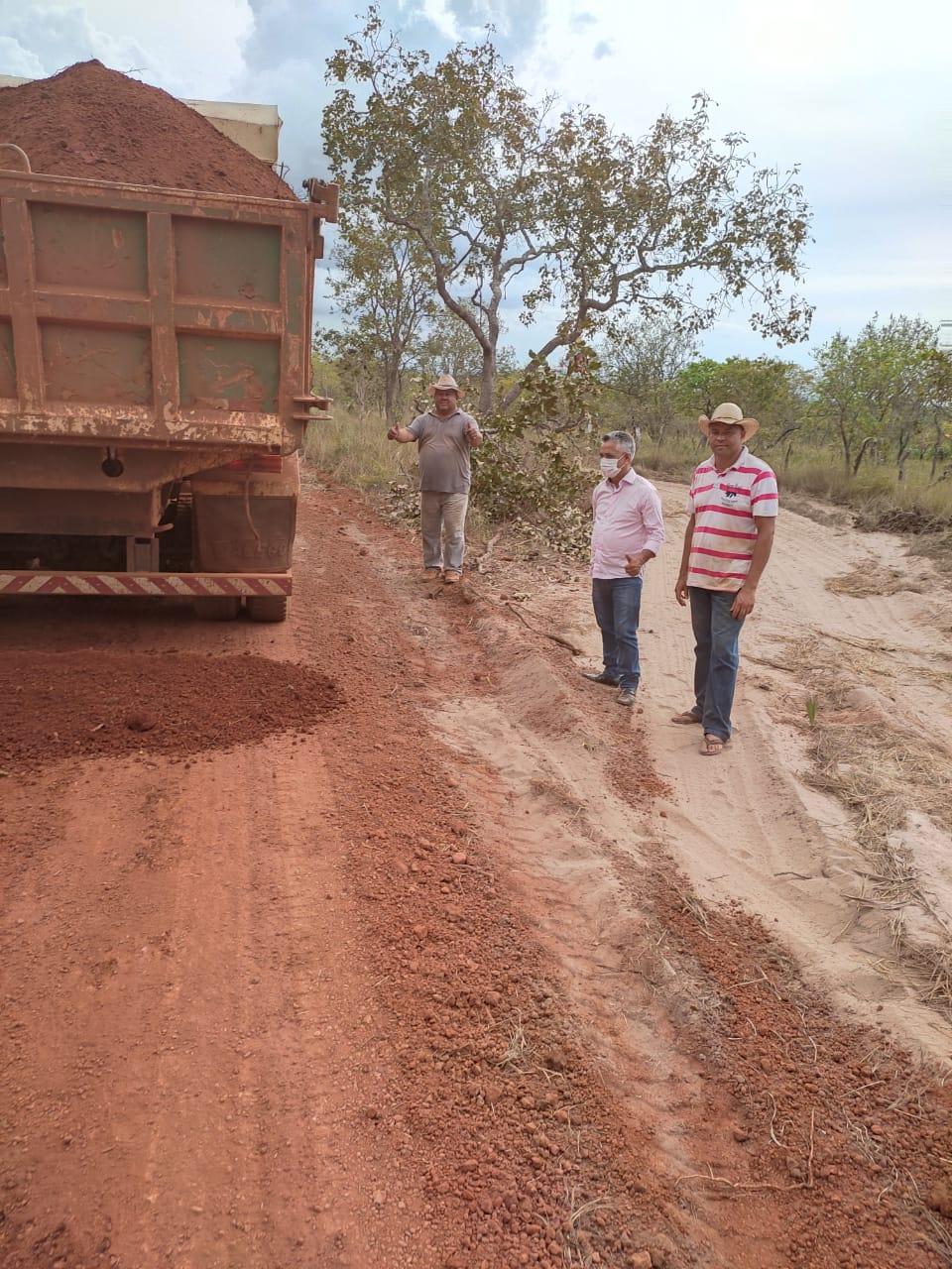 Prefeitura conclui obras de manutenção e recuperação da estrada vicinal que liga Angico ao Córrego Faca
