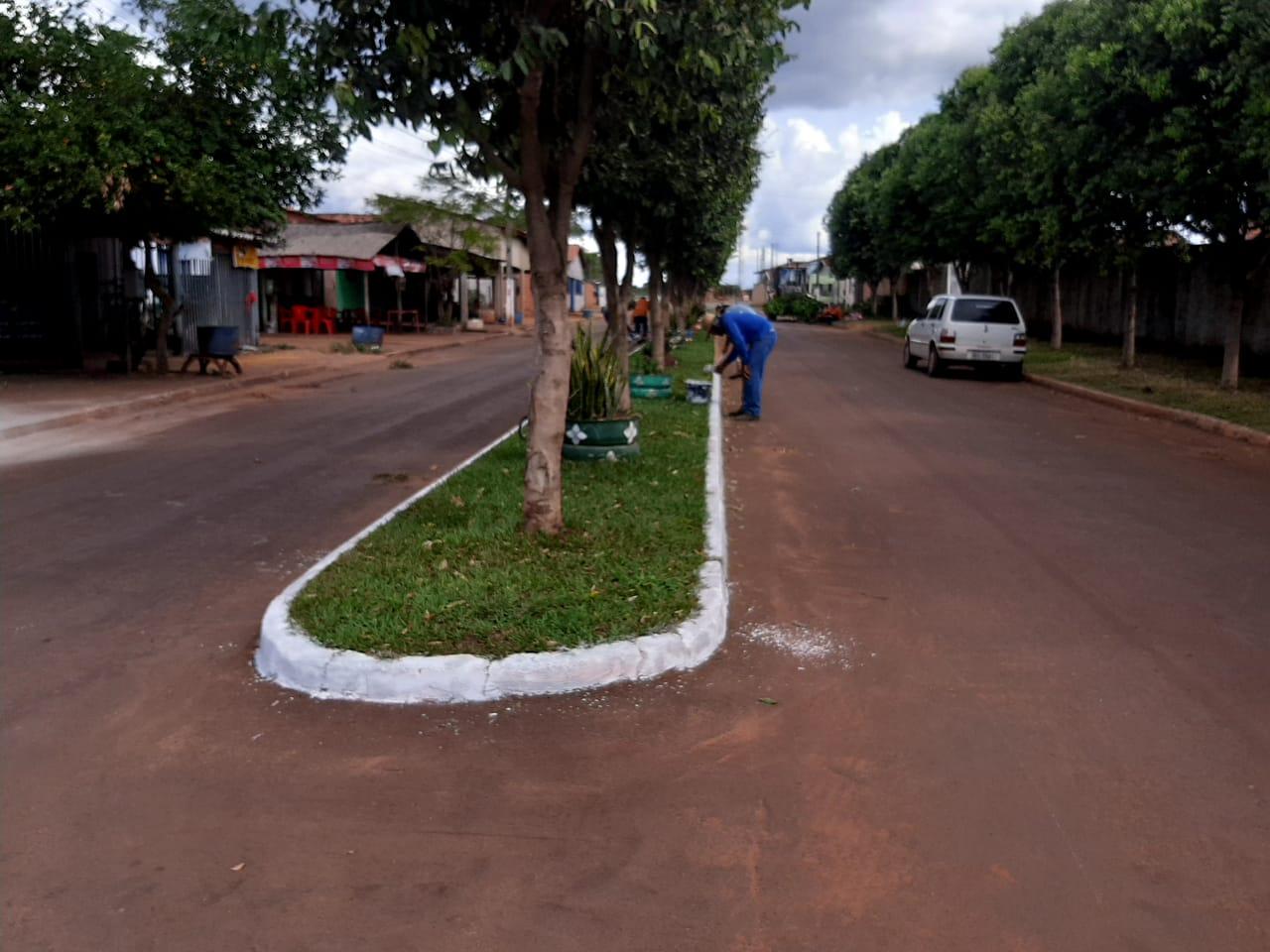 Prefeitura realiza pintura de meio-fio nas ruas de Angico
