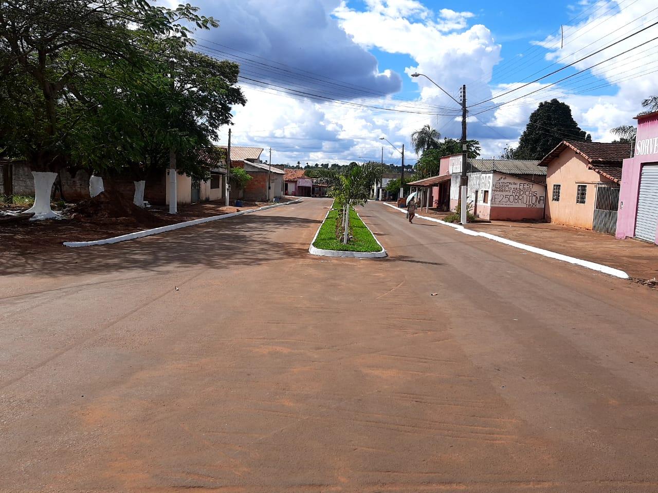 Prefeitura realiza pintura de meio-fio nas ruas de Angico