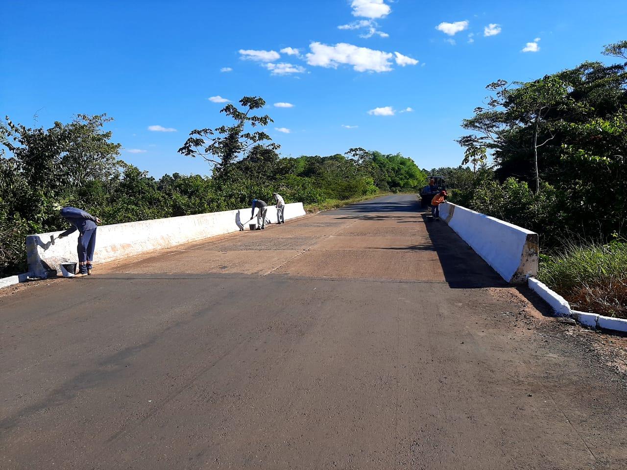 Prefeitura realiza pintura de meio-fio nas ruas de Angico