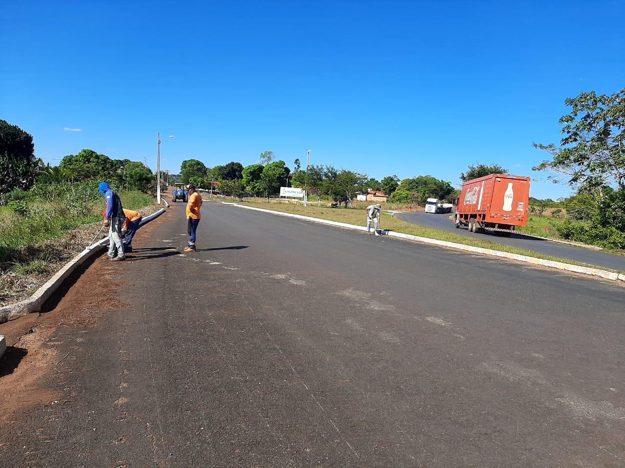 Prefeitura realiza pintura de meio-fio nas ruas de Angico