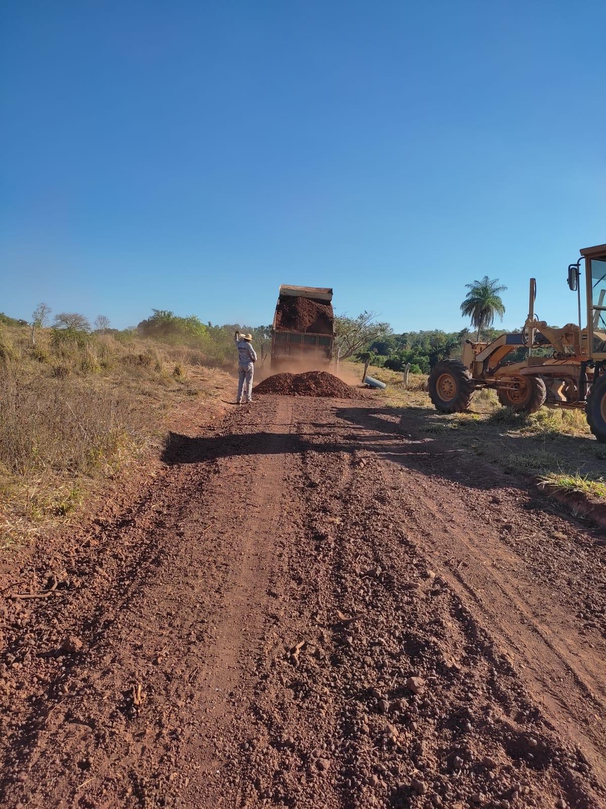 Estrada vicinal que liga Buritizinho a chácara do Sr. Edmundo Sanches e Sra. Betinha passa por melhorias