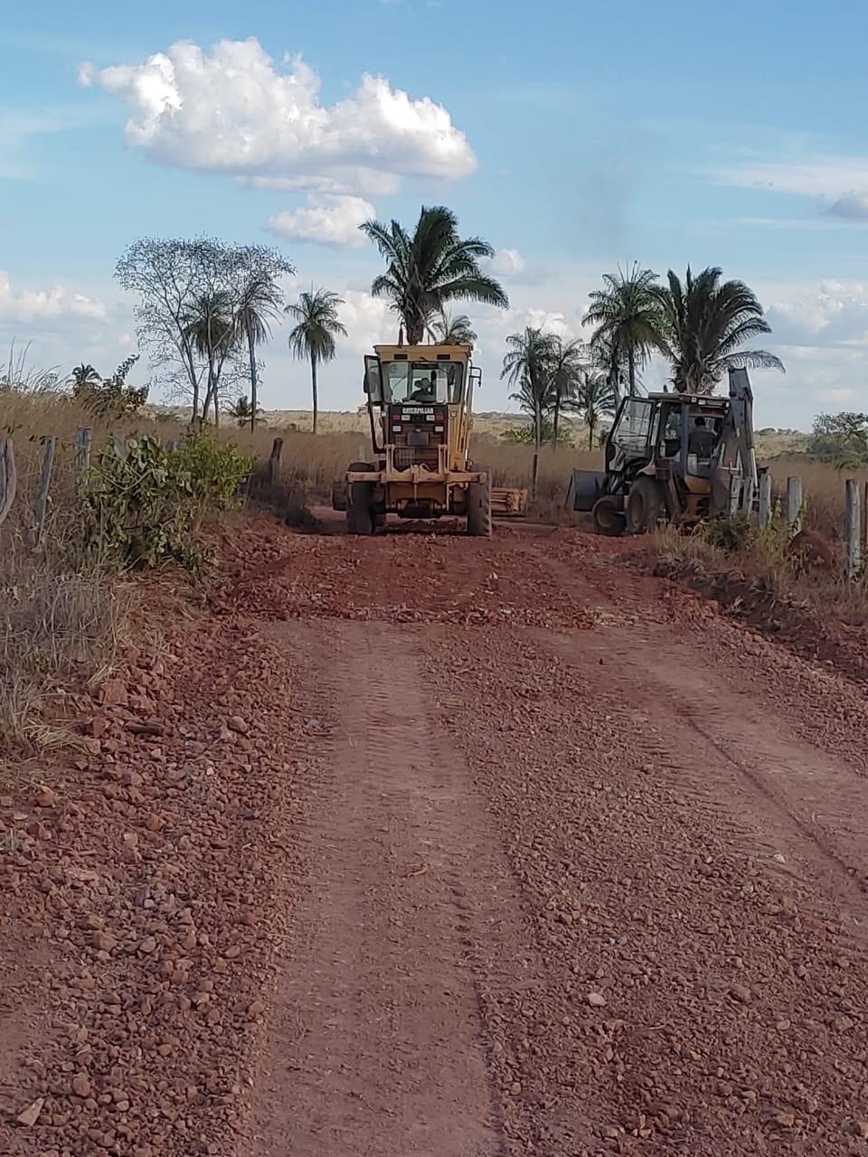 Prefeitura de Angico realiza cascalhamento de estrada vicinal que liga o Povoado Ribeirão Manso até a Chácara do Sr. Ribamar Bizoga

