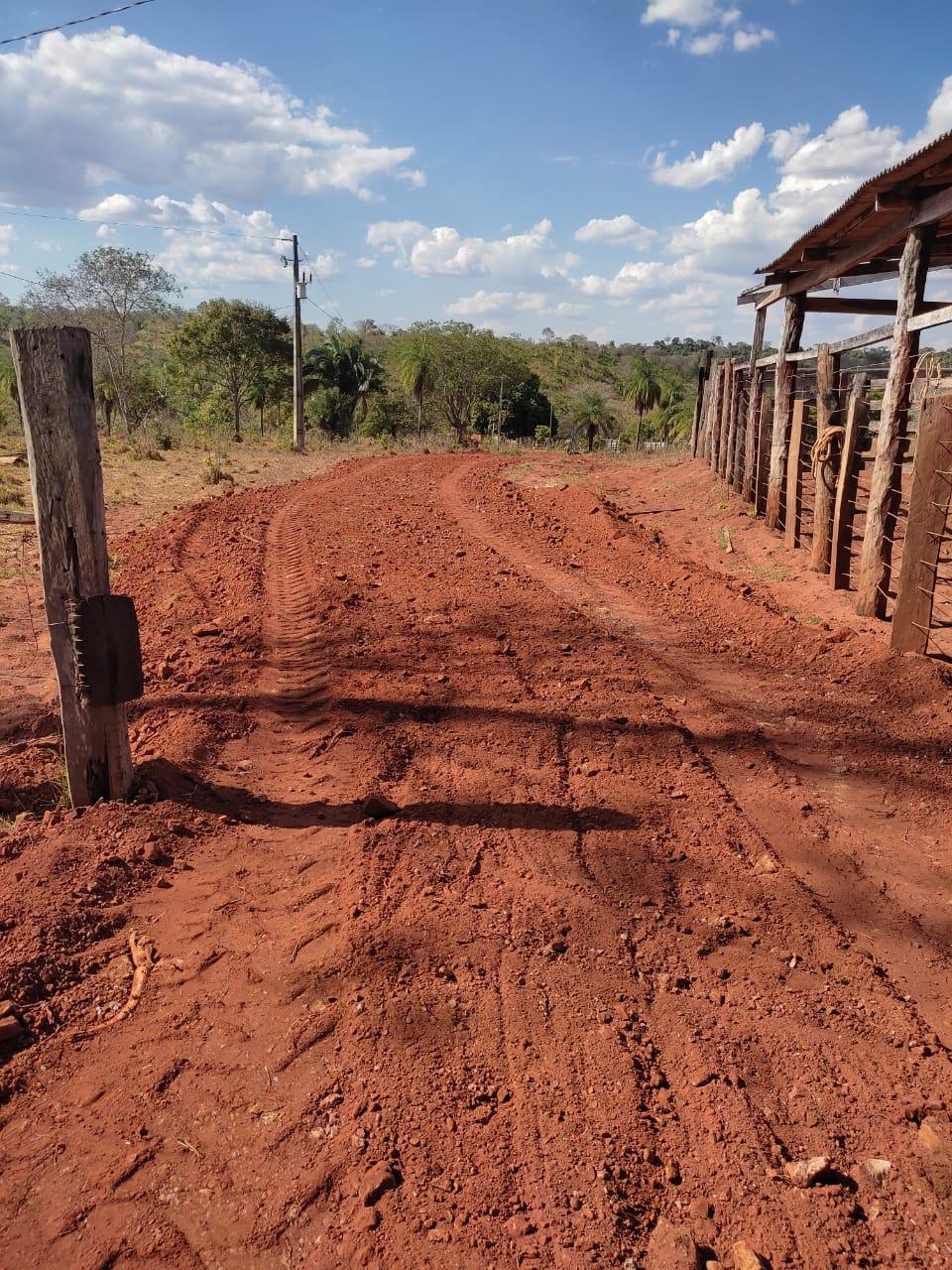 Prefeitura de Angico realiza cascalhamento de estrada vicinal que liga o Povoado Ribeirão Manso até a Chácara do Sr. Ribamar Bizoga

