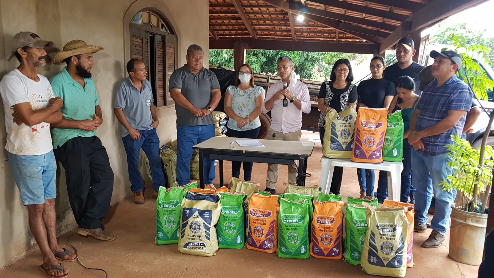 Prefeitura de Angico entrega sementes aos pequenos agricultores dos Povoados Serra Grande, Tamboril e ACAN