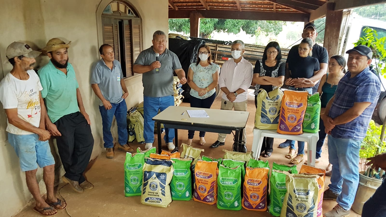 Prefeitura de Angico entrega sementes aos pequenos agricultores dos Povoados Serra Grande, Tamboril e ACAN
