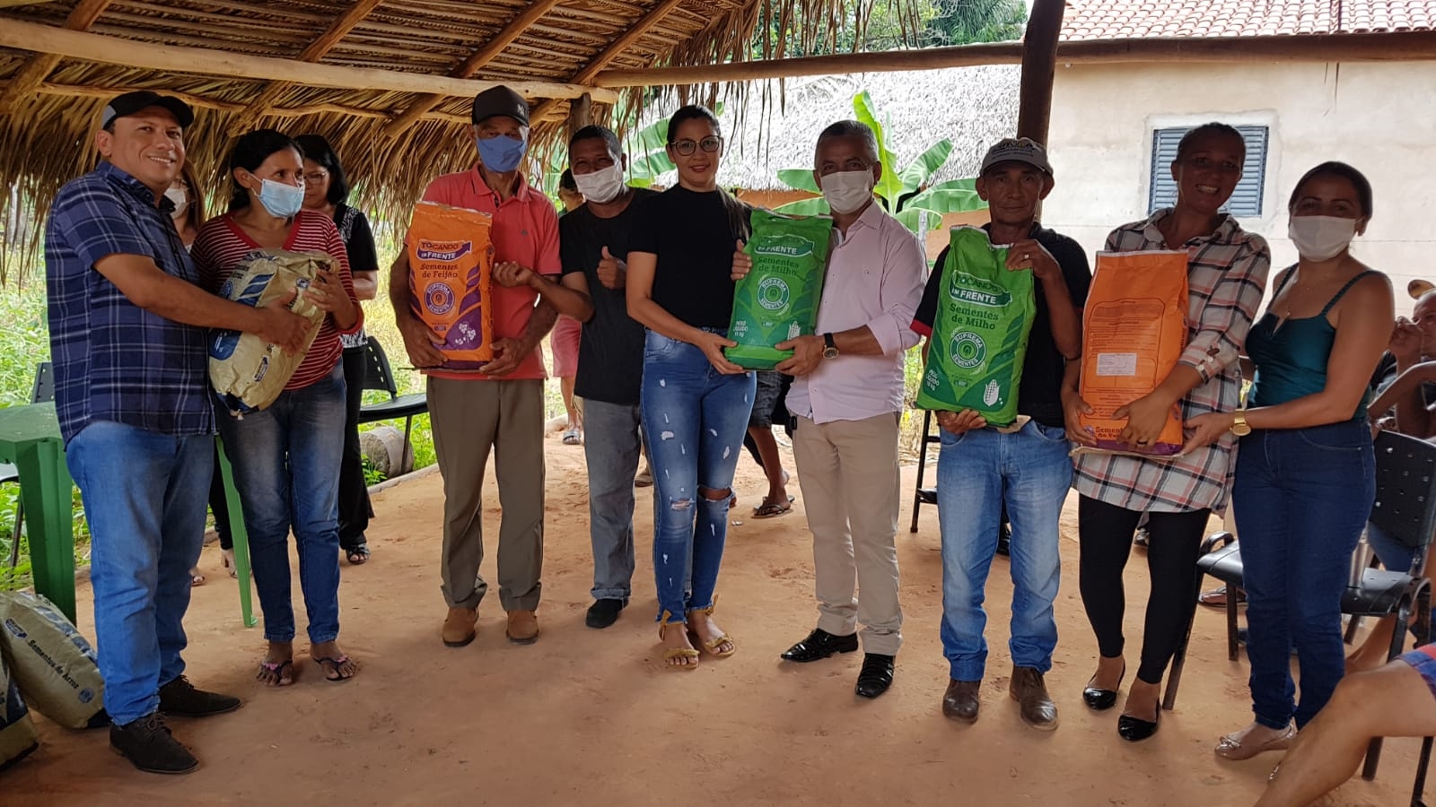 Prefeitura de Angico entrega sementes aos pequenos agricultores dos Povoados Serra Grande, Tamboril e ACAN