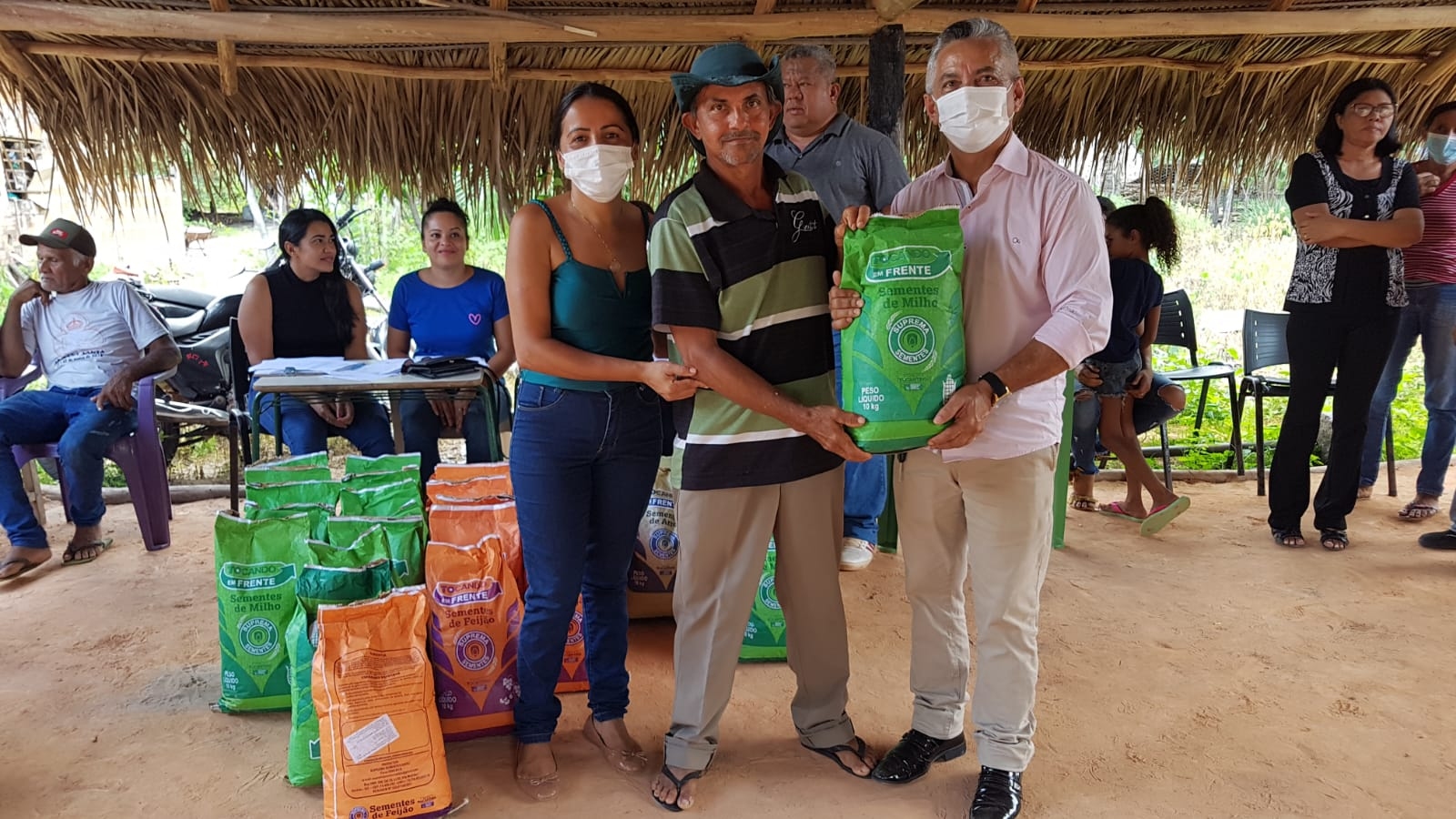 Prefeitura de Angico entrega sementes aos pequenos agricultores dos Povoados Serra Grande, Tamboril e ACAN
