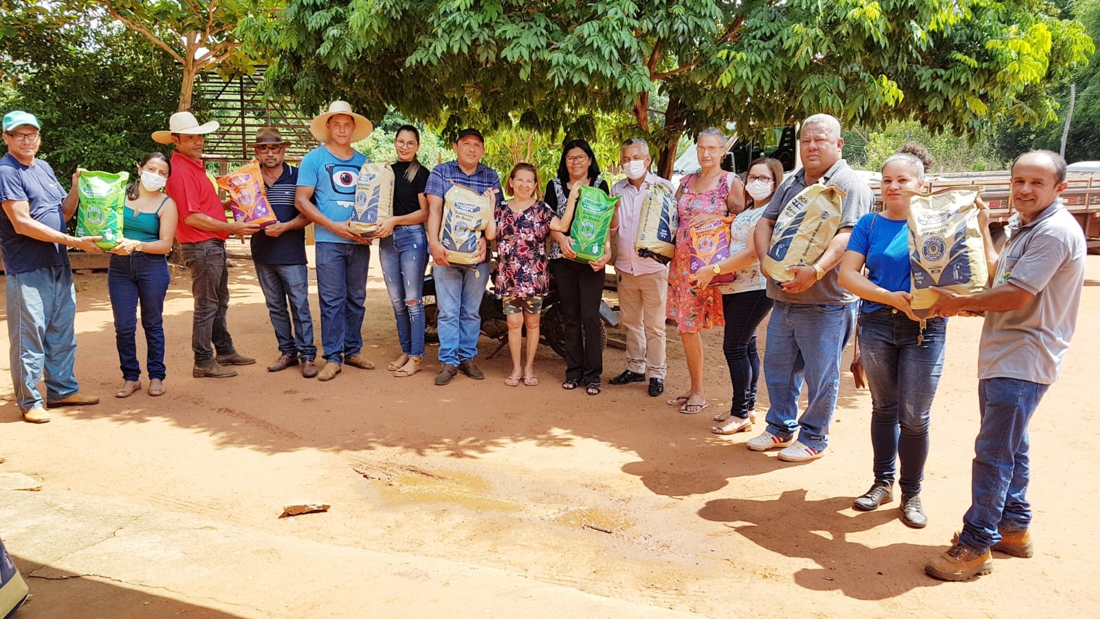 Prefeitura de Angico entrega sementes aos pequenos agricultores dos Povoados Serra Grande, Tamboril e ACAN