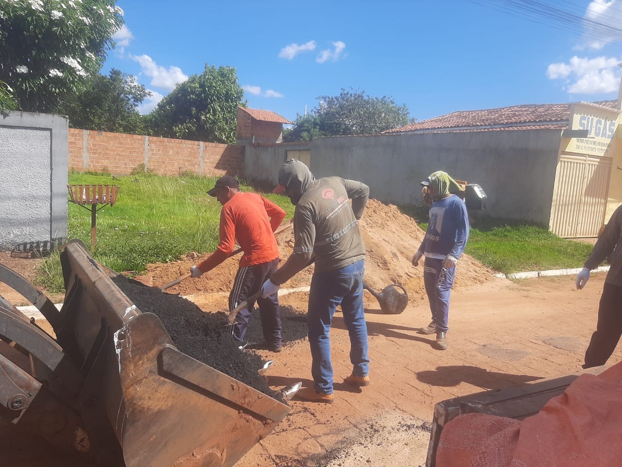 Prefeitura realiza operação tapa buraco em ruas de Angico