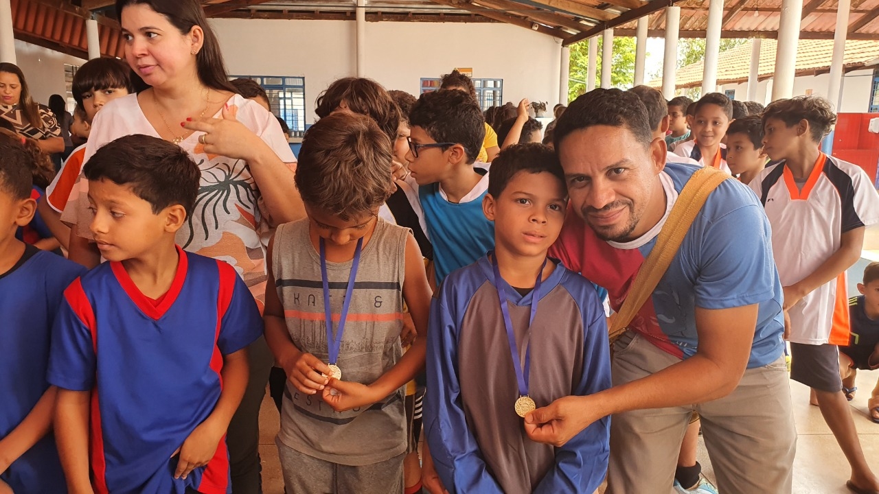 MÊS DAS CRIANÇAS: Escola Municipal Escola Municipal Luís Ramos dos Santos realiza encerramento dos Jogos Interclasse