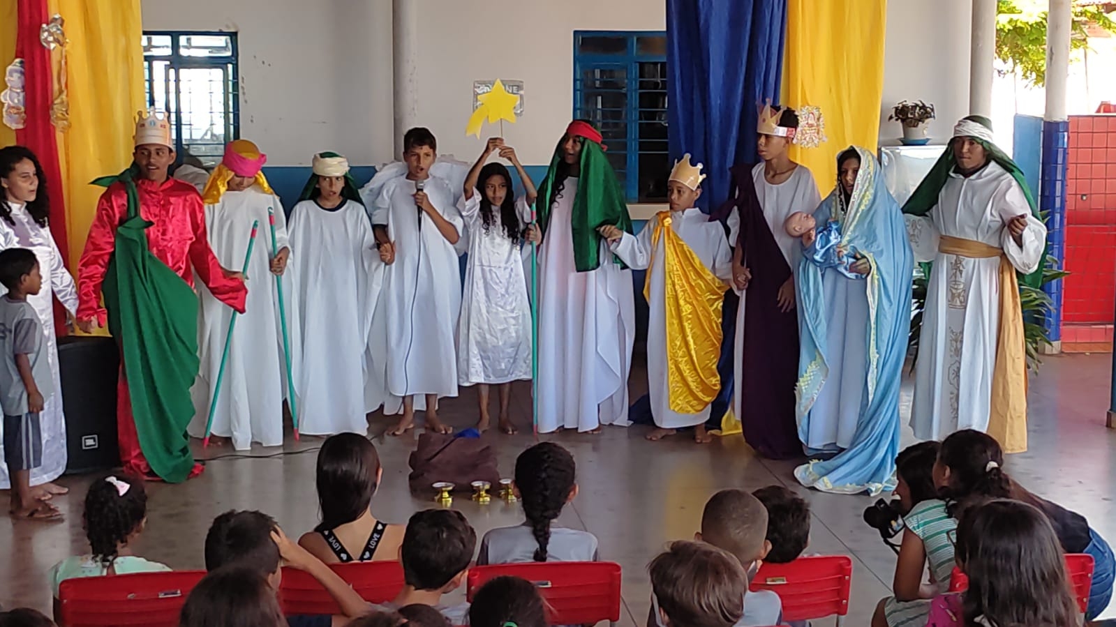 Igreja Católica e Madureira promovem apresentações culturais de natal na Escola Municipal Luís Ramos dos Santos