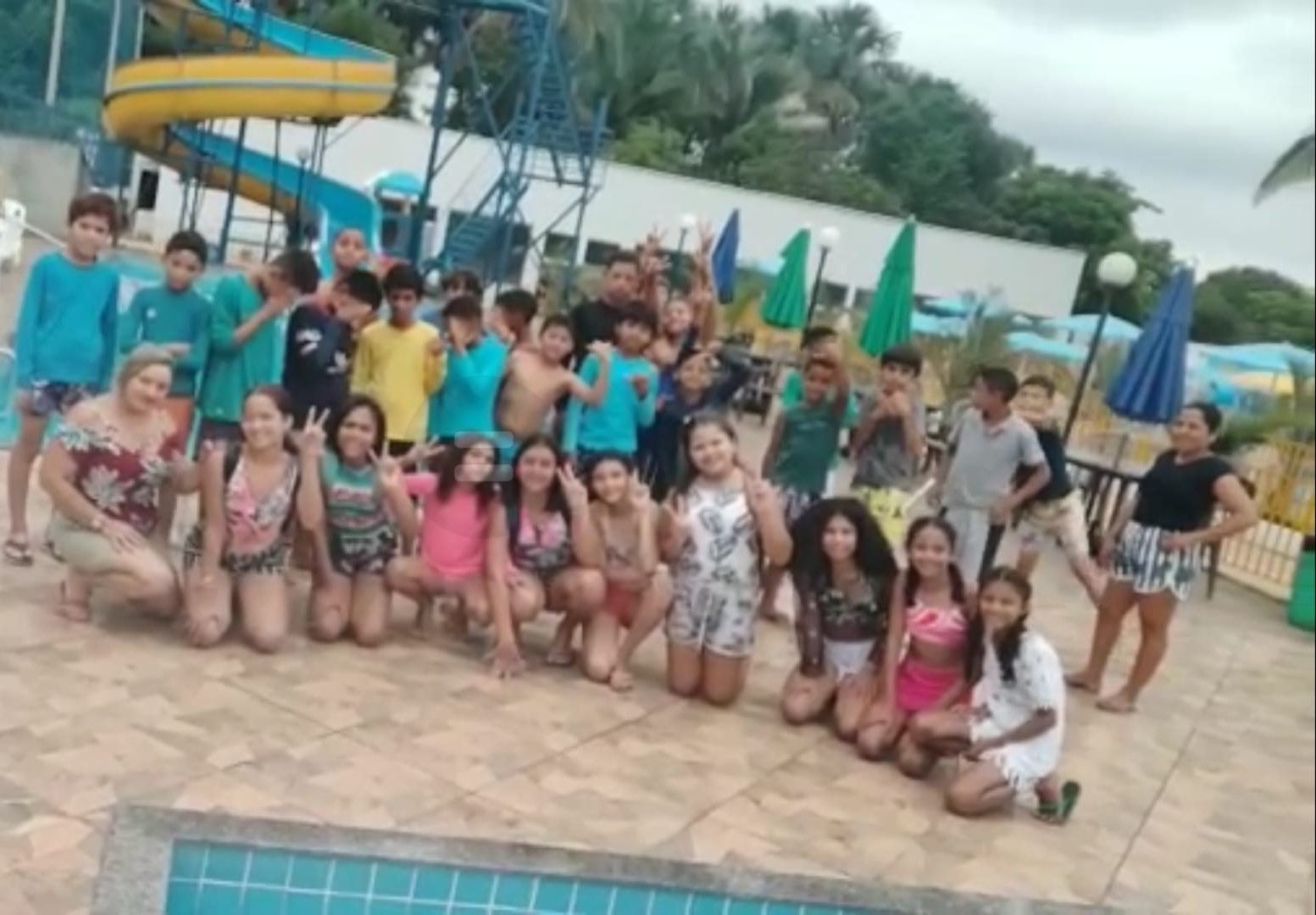 Estudantes do 5° Ano da Escola Municipal Luis Ramos dos Santos se divertem no Acqua Park por terem concluindo a 1° Fase do Ensino Fundamental