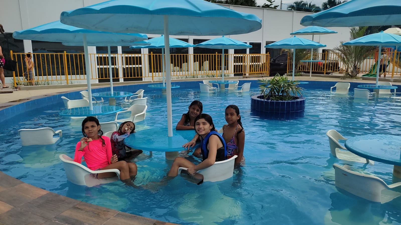 Estudantes do 5° Ano da Escola Municipal Luis Ramos dos Santos se divertem no Acqua Park por terem concluindo a 1° Fase do Ensino Fundamental