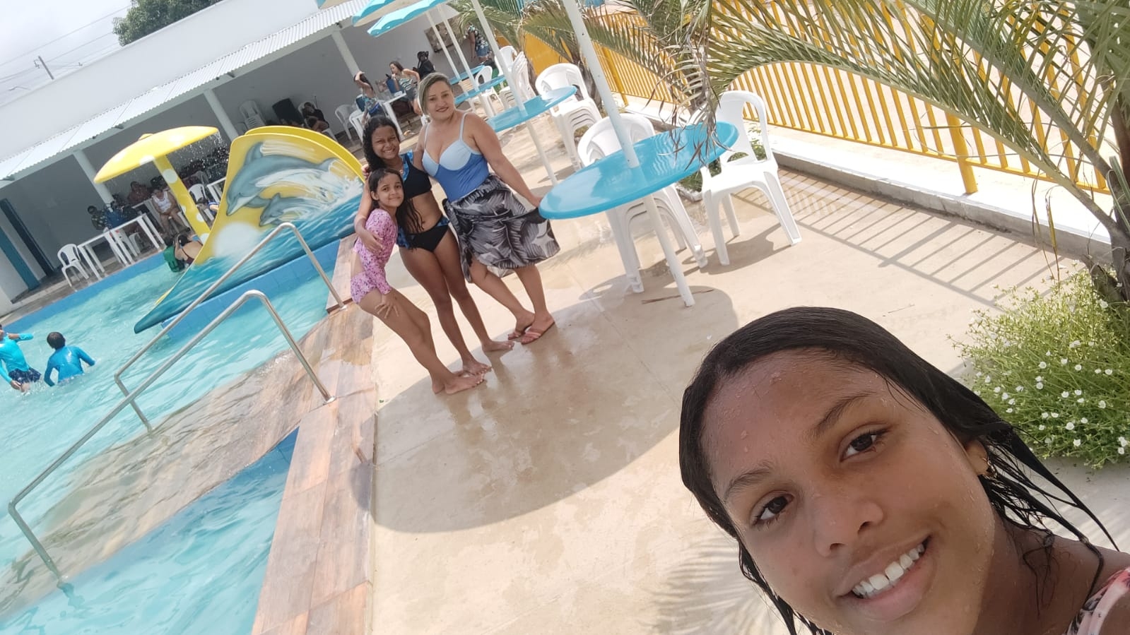 Estudantes do 5° Ano da Escola Municipal Luis Ramos dos Santos se divertem no Acqua Park por terem concluindo a 1° Fase do Ensino Fundamental