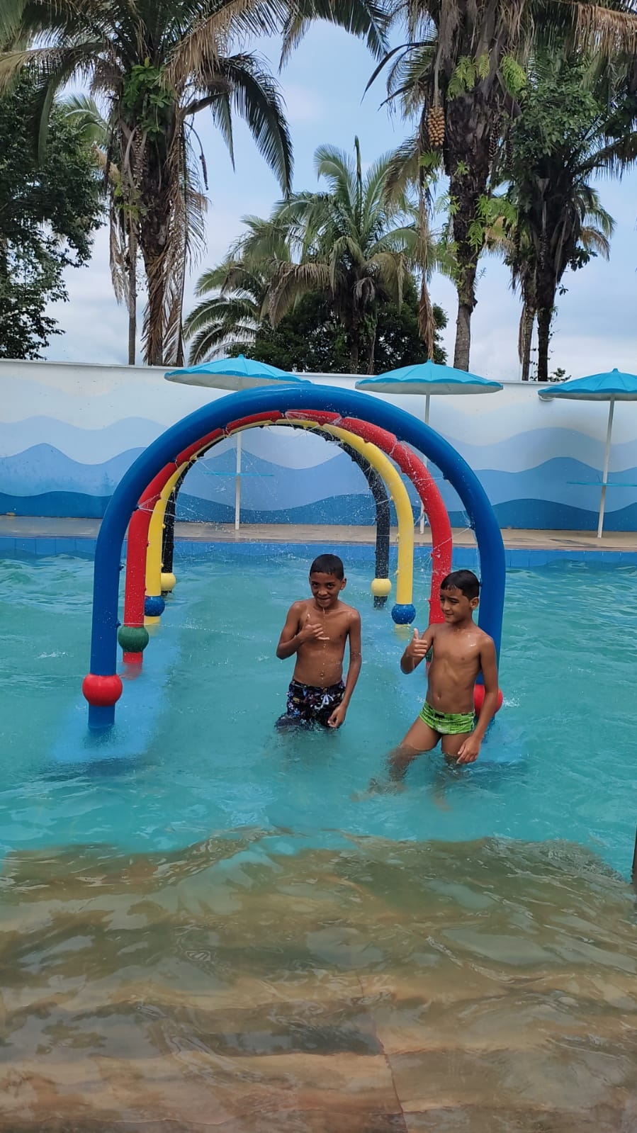 Estudantes do 5° Ano da Escola Municipal Luis Ramos dos Santos se divertem no Acqua Park por terem concluindo a 1° Fase do Ensino Fundamental