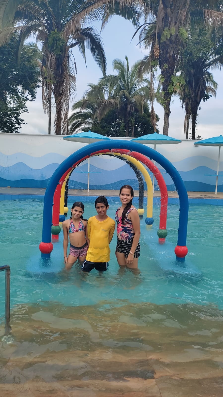 Estudantes do 5° Ano da Escola Municipal Luis Ramos dos Santos se divertem no Acqua Park por terem concluindo a 1° Fase do Ensino Fundamental
