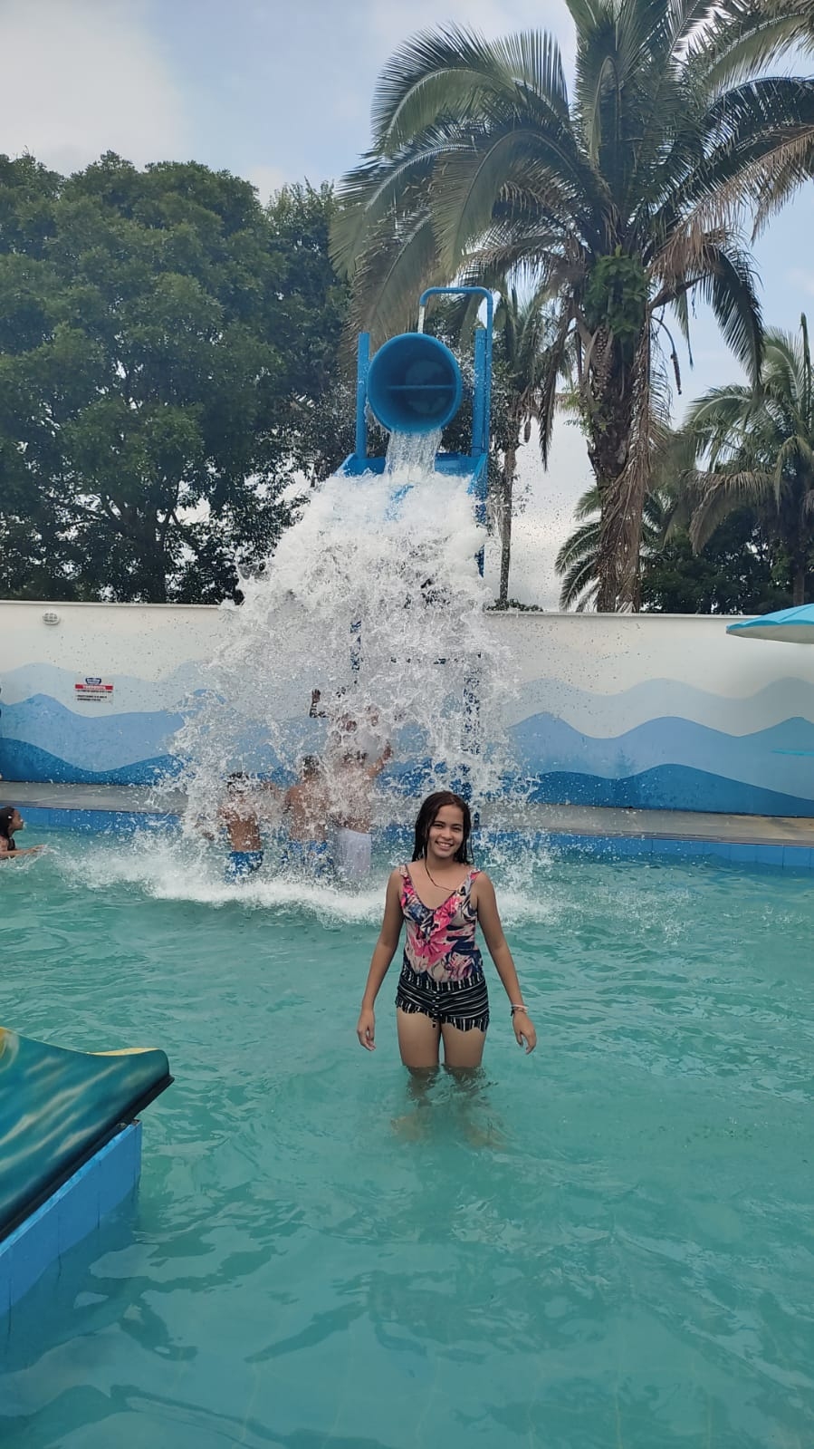 Estudantes do 5° Ano da Escola Municipal Luis Ramos dos Santos se divertem no Acqua Park por terem concluindo a 1° Fase do Ensino Fundamental