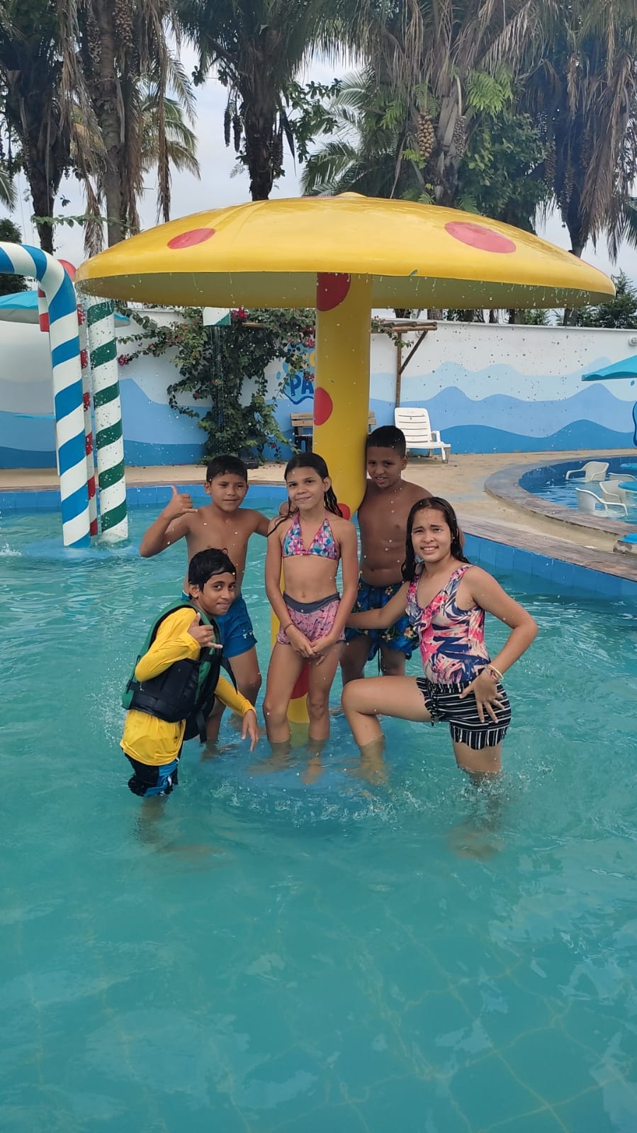 Estudantes do 5° Ano da Escola Municipal Luis Ramos dos Santos se divertem no Acqua Park por terem concluindo a 1° Fase do Ensino Fundamental