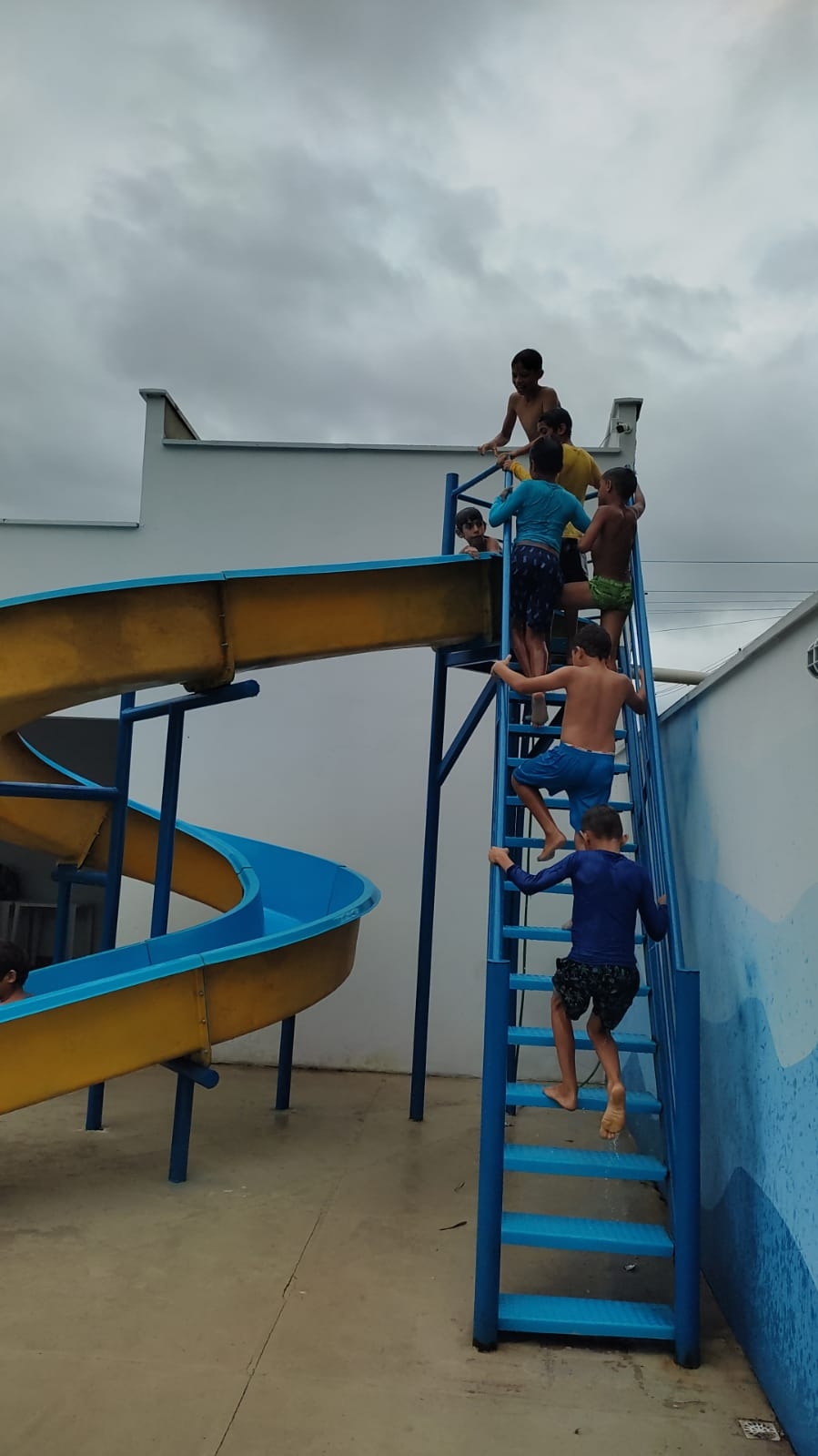 Estudantes do 5° Ano da Escola Municipal Luis Ramos dos Santos se divertem no Acqua Park por terem concluindo a 1° Fase do Ensino Fundamental