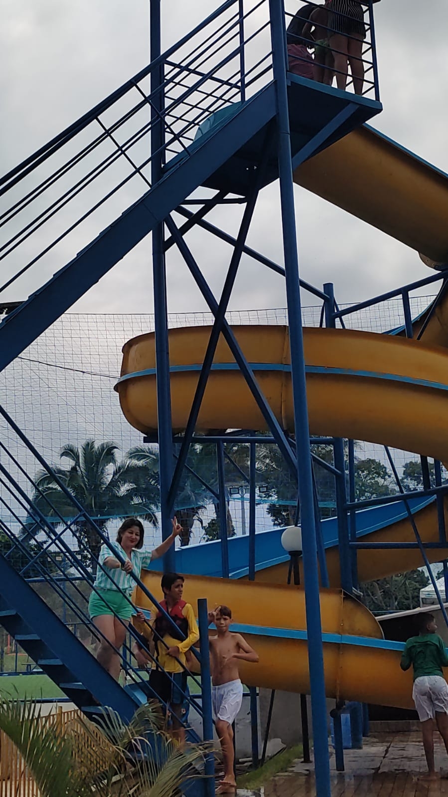 Estudantes do 5° Ano da Escola Municipal Luis Ramos dos Santos se divertem no Acqua Park por terem concluindo a 1° Fase do Ensino Fundamental