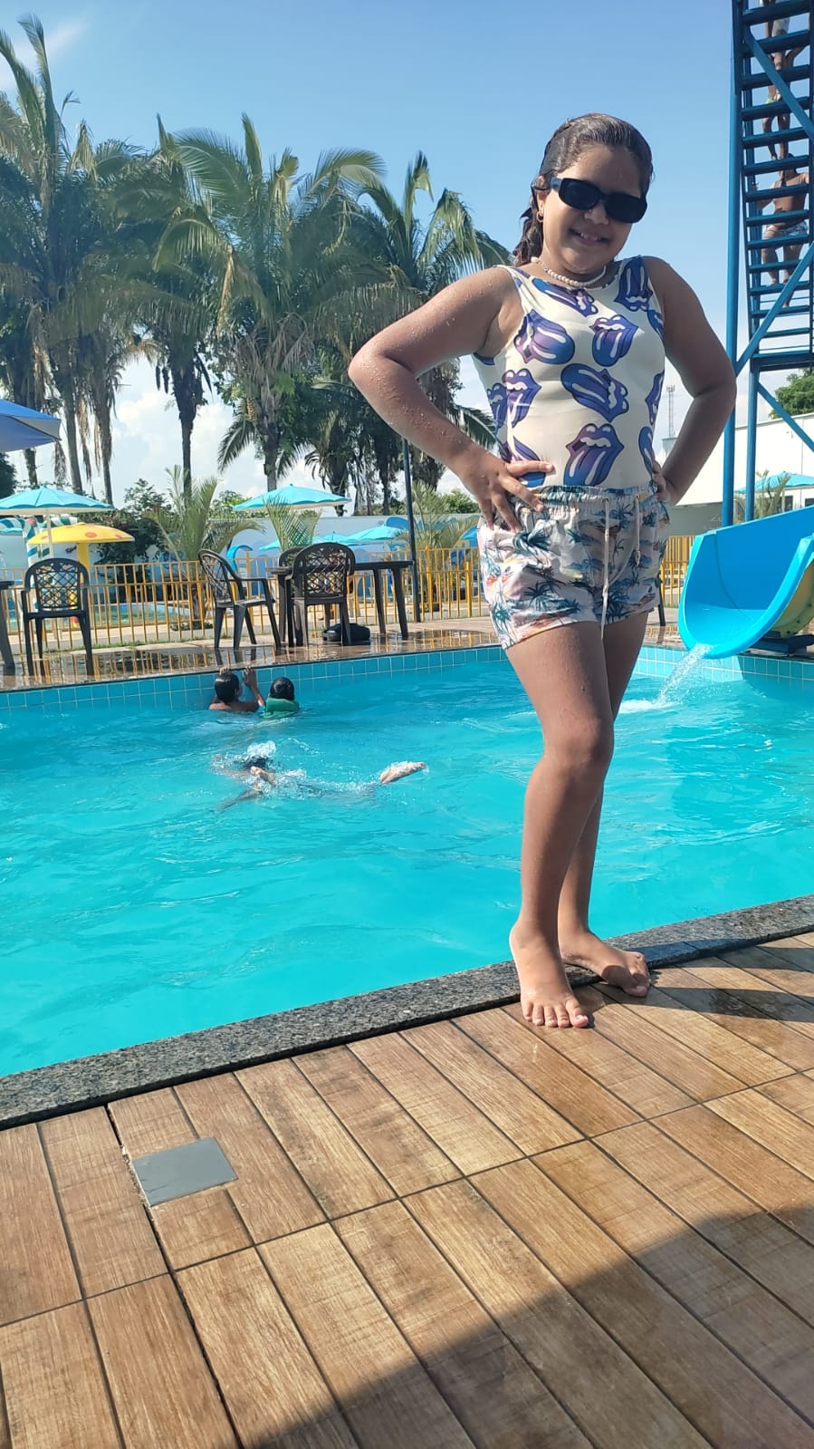 Estudantes do 5° Ano da Escola Municipal Luis Ramos dos Santos se divertem no Acqua Park por terem concluindo a 1° Fase do Ensino Fundamental