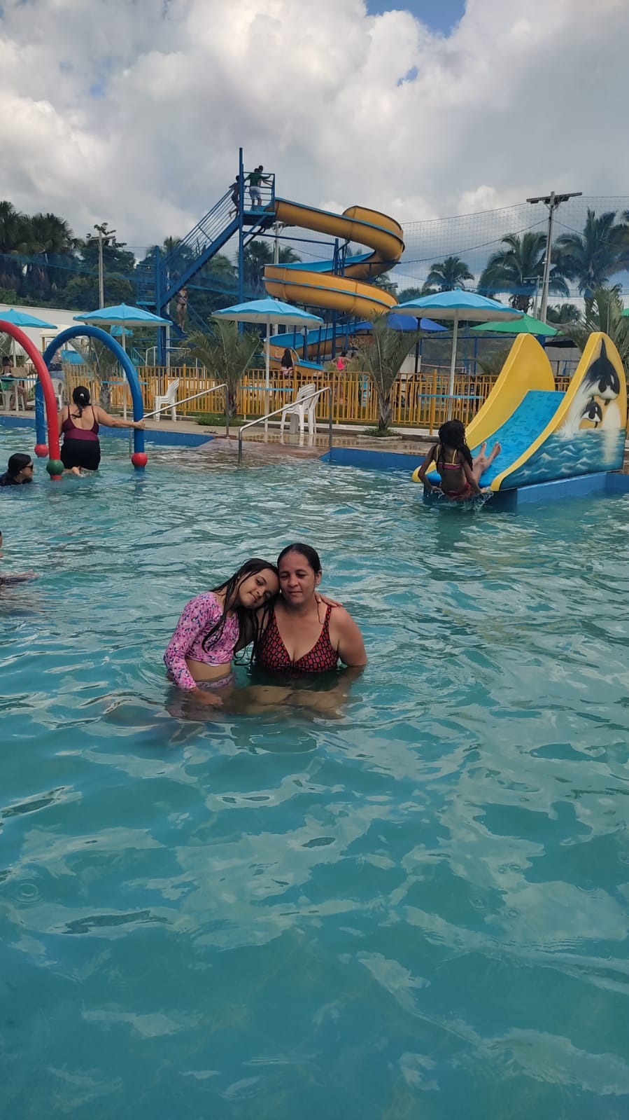 Estudantes do 5° Ano da Escola Municipal Luis Ramos dos Santos se divertem no Acqua Park por terem concluindo a 1° Fase do Ensino Fundamental