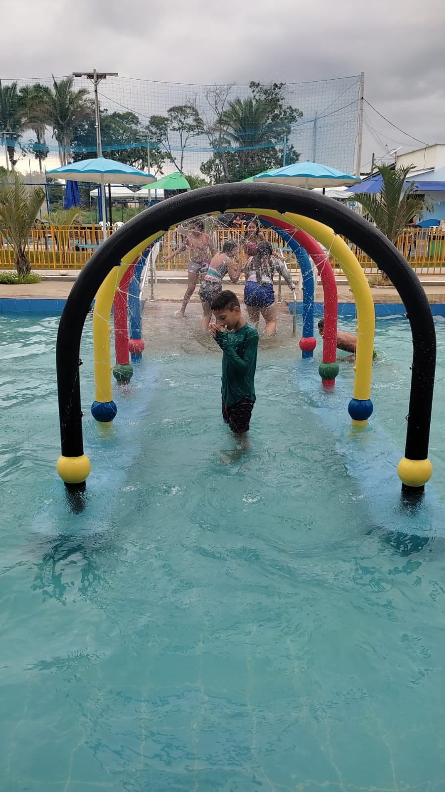 Estudantes do 5° Ano da Escola Municipal Luis Ramos dos Santos se divertem no Acqua Park por terem concluindo a 1° Fase do Ensino Fundamental