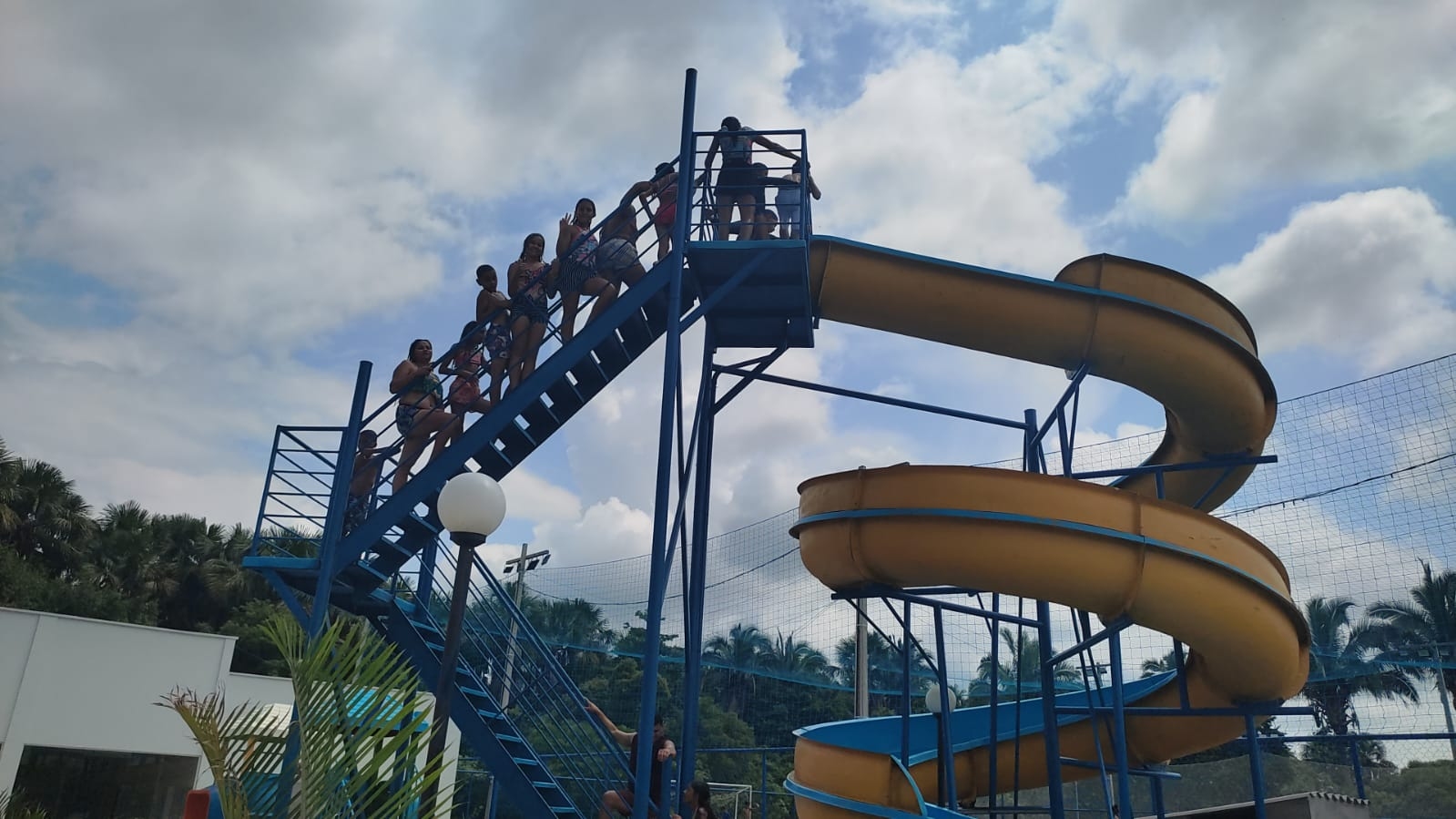 Estudantes do 5° Ano da Escola Municipal Luis Ramos dos Santos se divertem no Acqua Park por terem concluindo a 1° Fase do Ensino Fundamental