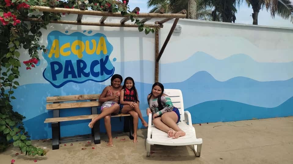 Estudantes do 5° Ano da Escola Municipal Luis Ramos dos Santos se divertem no Acqua Park por terem concluindo a 1° Fase do Ensino Fundamental