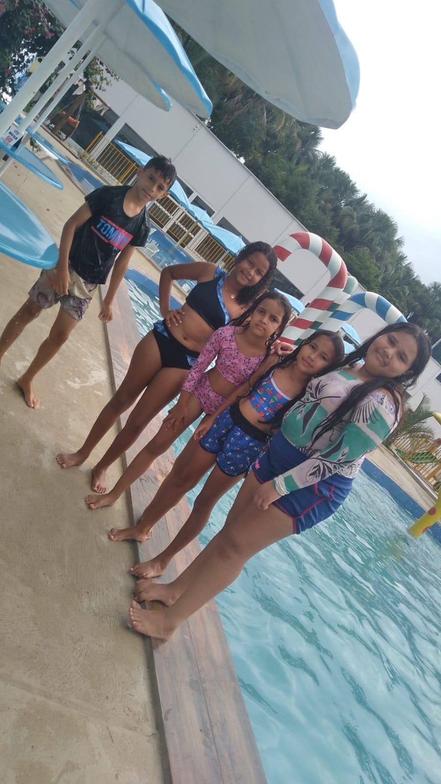 Estudantes do 5° Ano da Escola Municipal Luis Ramos dos Santos se divertem no Acqua Park por terem concluindo a 1° Fase do Ensino Fundamental