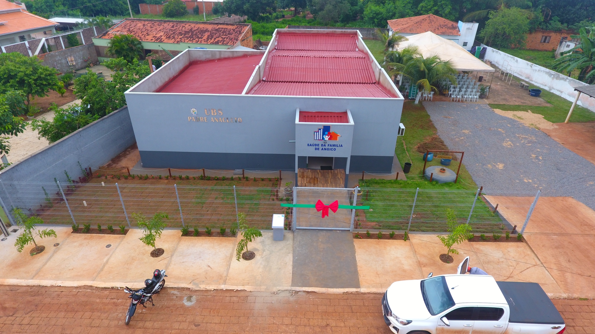 Prefeitura inaugura Posto de Saúde Padre Anacleto e faz entrega de três casas populares