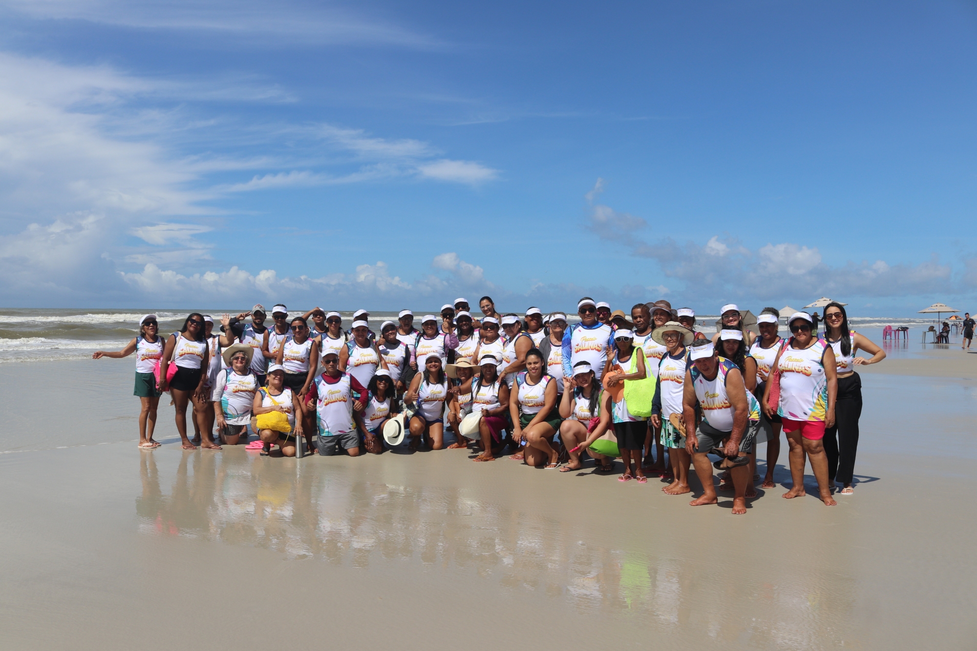 Grupo da Melhor Idade realiza sonho de conhecer o mar em passeio a Salinas/PA